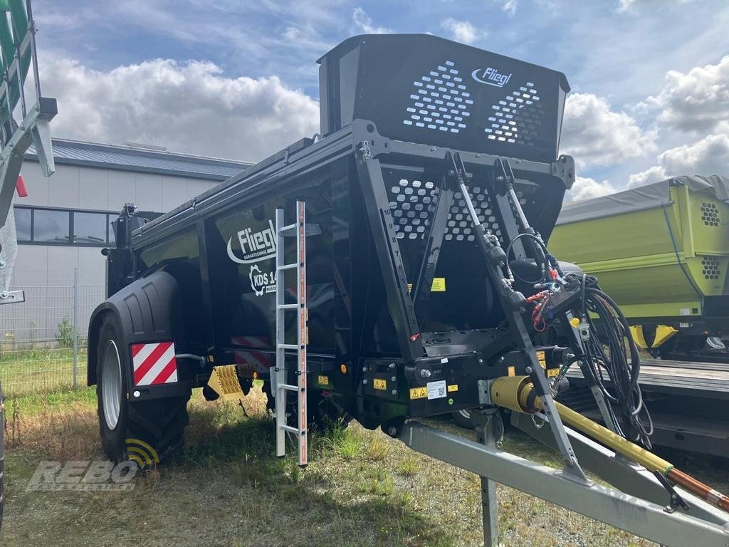 Dungstreuer of the type Fliegl KDS 140, Neumaschine in Dätgen (Picture 1)