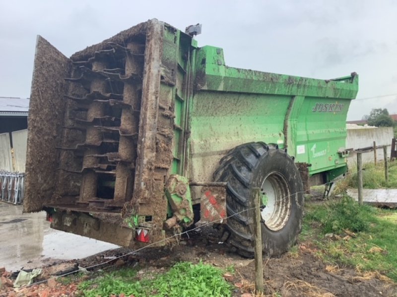 Dungstreuer du type Joskin TORNADO 3, Gebrauchtmaschine en HERLIN LE SEC (Photo 3)