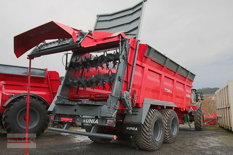 Dungstreuer des Typs Unia Tytan 24, Neumaschine in Ostheim/Rhön (Bild 3)