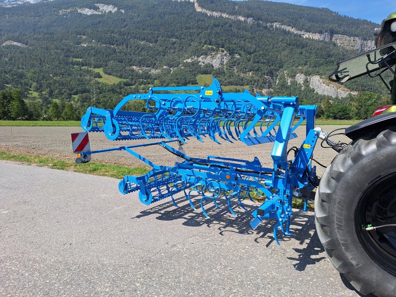 Egge des Typs Lemken Korund 8 / 450 K MAR Federzinkenegge, Ausstellungsmaschine in Chur (Bild 1)