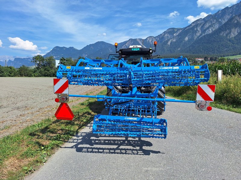 Egge du type Lemken Korund 8 / 450 K MAR Federzinkenegge, Ausstellungsmaschine en Chur (Photo 3)