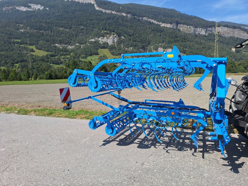 Egge van het type Lemken Korund 8 / 450 K MAR Federzinkenegge, Ausstellungsmaschine in Chur (Foto 2)