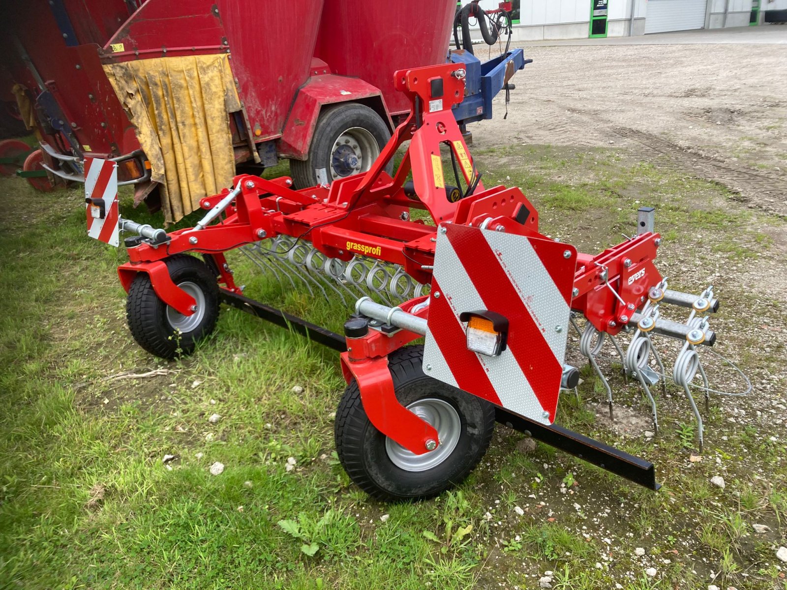 Egge of the type Vredo Frontstriegel Grass Profi GPG-, Gebrauchtmaschine in Lohe-Rickelshof (Picture 3)