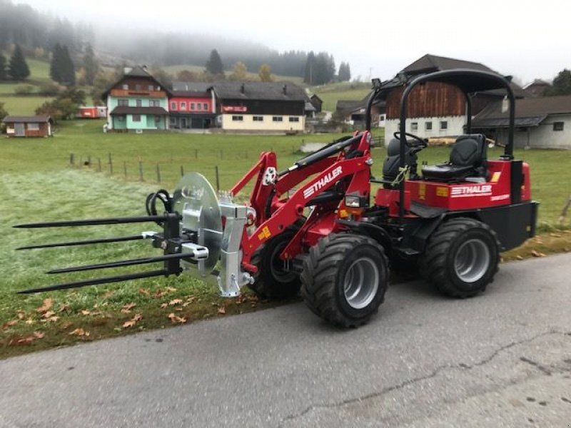 Einstreutechnik van het type Fliegl Rundballenabwickler mit 4 Zinken, Neumaschine in Tamsweg (Foto 11)