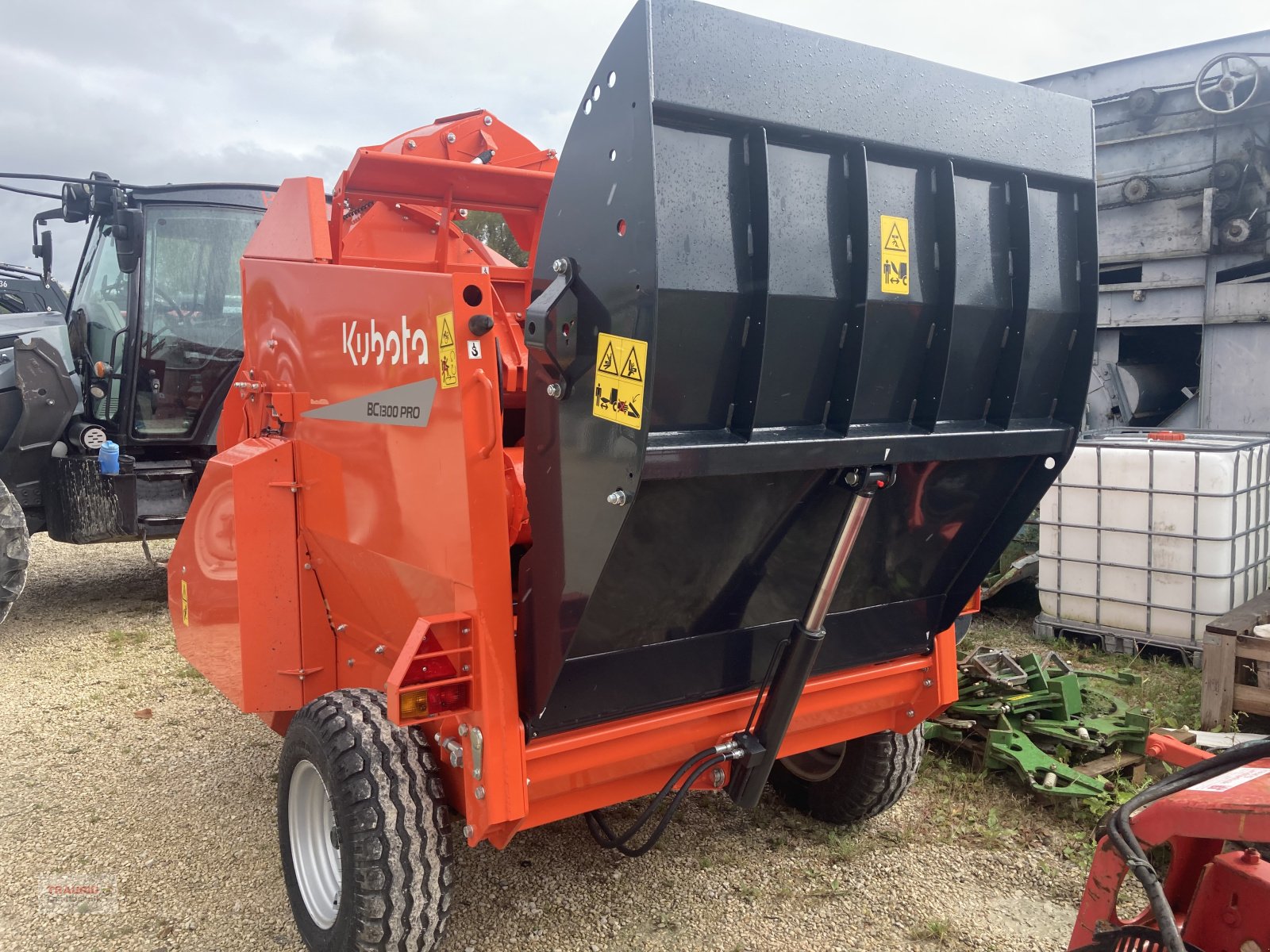 Einstreutechnik des Typs Kubota BC 1300 pro, Neumaschine in Mainburg/Wambach (Bild 4)