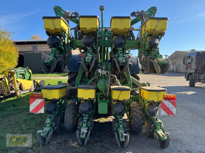 Einzelkornsägerät des Typs John Deere 1725NT mit John Deere Fronttank FT180, Gebrauchtmaschine in Schenkenberg (Bild 1)