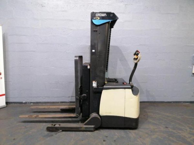 Elektrostapler от тип Crown SHR5540-1.6, Gebrauchtmaschine в senlis (Снимка 7)