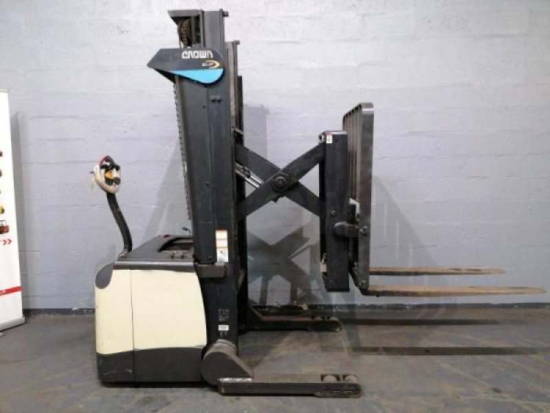 Elektrostapler del tipo Crown SHR5540-1.6, Gebrauchtmaschine In senlis (Immagine 2)