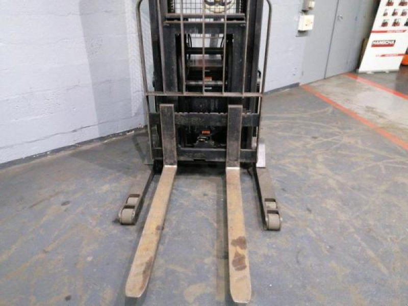 Elektrostapler del tipo Crown SHR5540-1.6, Gebrauchtmaschine In senlis (Immagine 10)