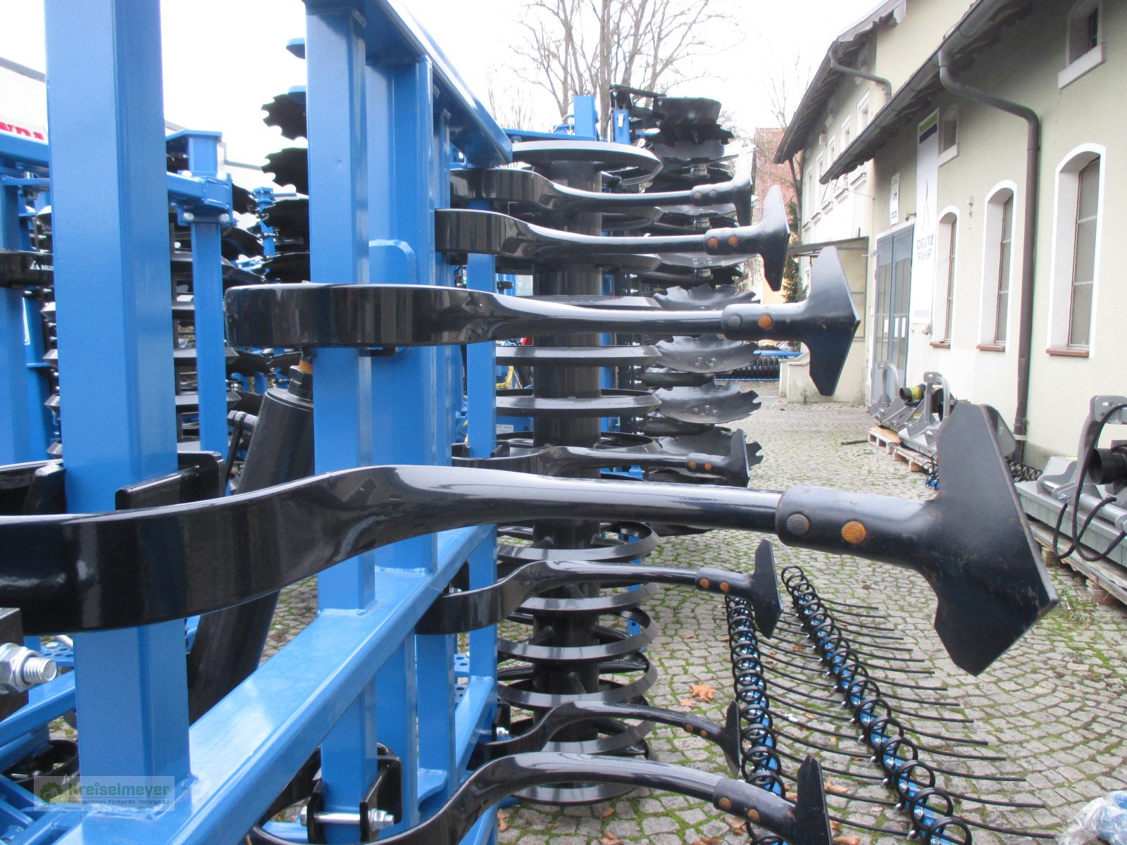 Federzinkengrubber des Typs Agripol Kobalt 400 hydr.klappbar m.Dachringwalze Leichtgrubber, Neumaschine in Feuchtwangen (Bild 5)