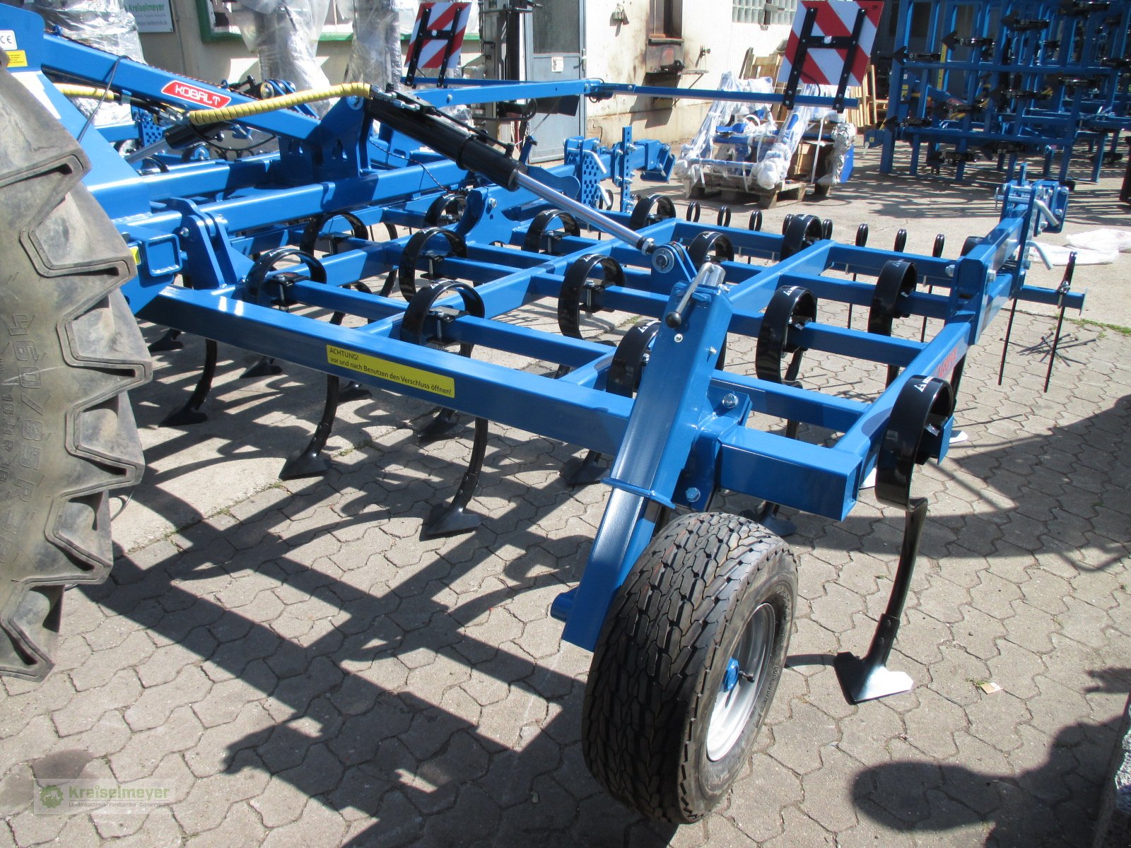 Federzinkengrubber del tipo Agripol Leichtgrubber Kobalt 500 ohne Walzen, mit Striegel, Stützrädern und Beleuchtung, Neumaschine In Feuchtwangen (Immagine 3)