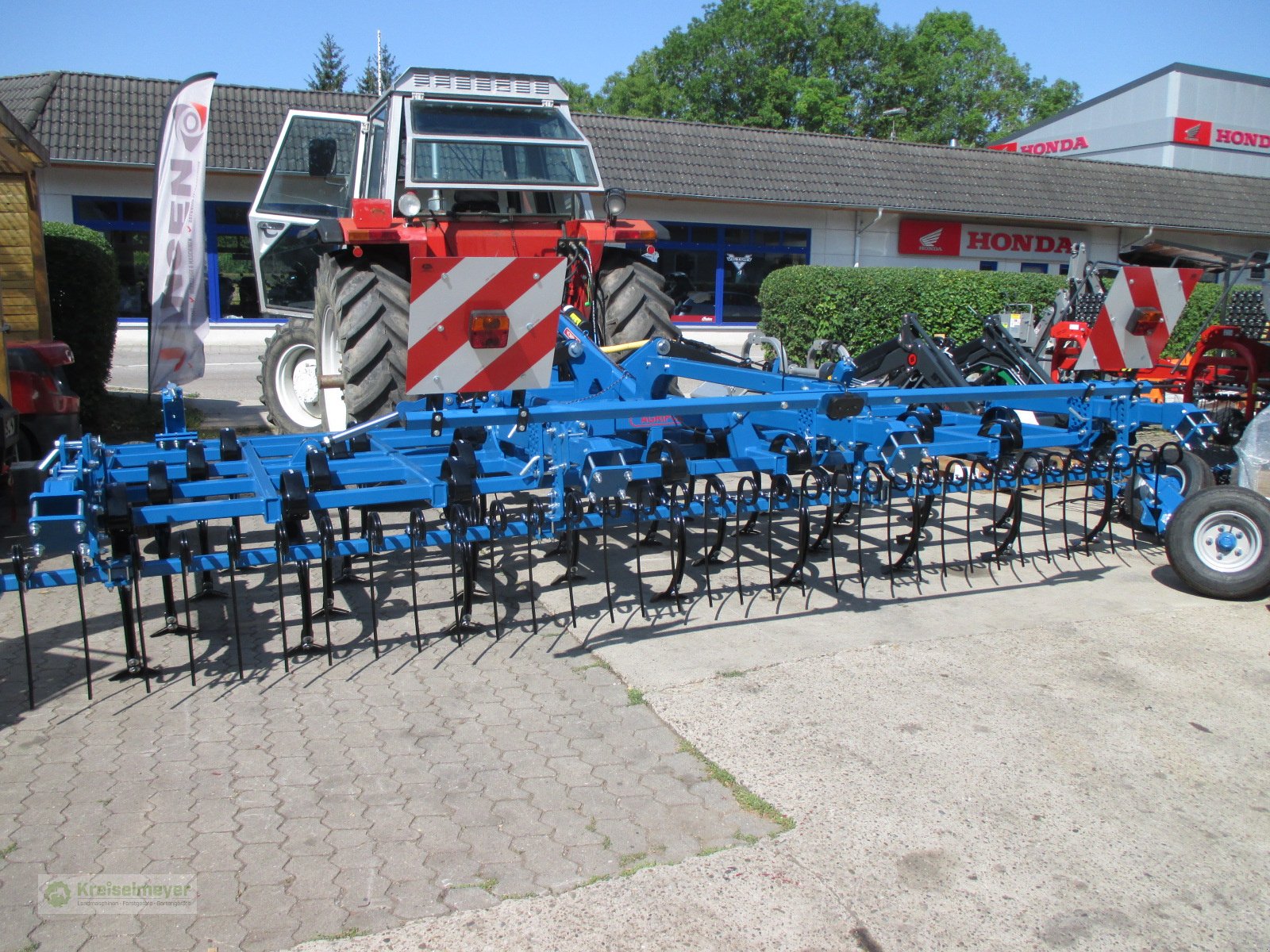 Federzinkengrubber des Typs Agripol Leichtgrubber Kobalt 500 ohne Walzen, mit Striegel, Stützrädern und Beleuchtung, Neumaschine in Feuchtwangen (Bild 4)