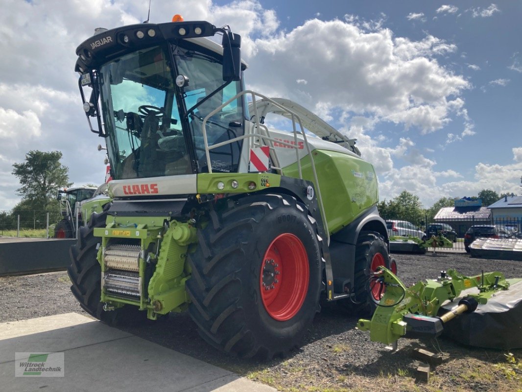 Feldhäcksler of the type CLAAS Jaguar 960, Neumaschine in Georgsheil (Picture 3)