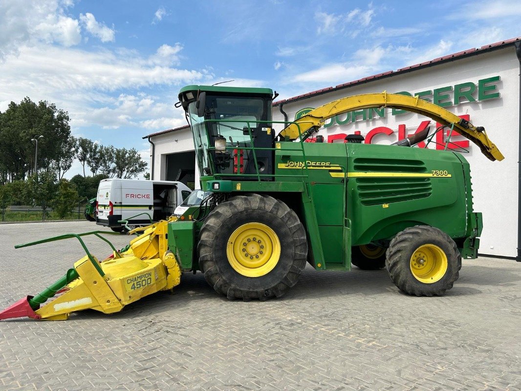 Feldhäcksler du type John Deere 7300, Gebrauchtmaschine en Mrągowo (Photo 3)