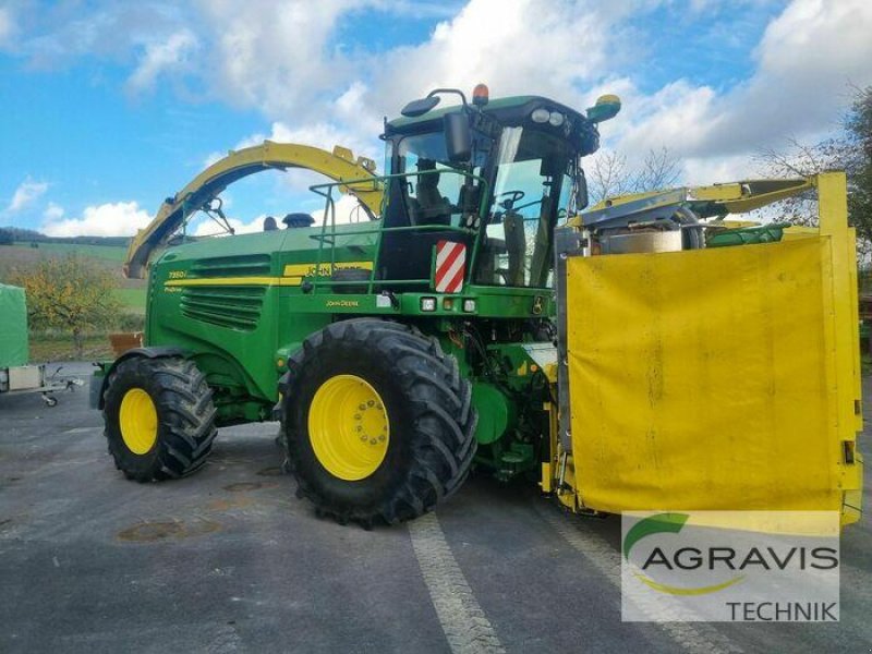 Feldhäcksler des Typs John Deere 7350 I, Gebrauchtmaschine in Meschede (Bild 1)