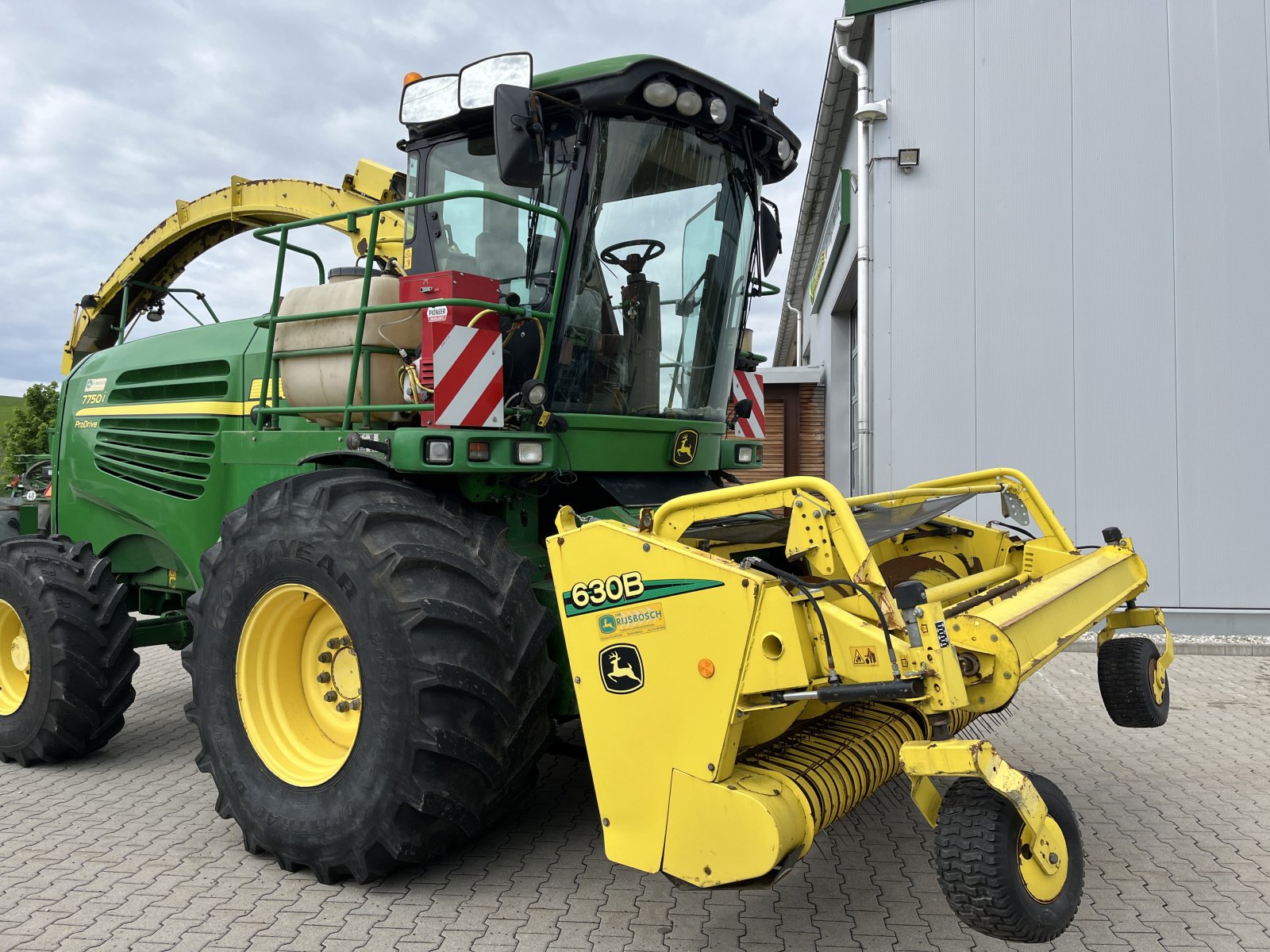 Feldhäcksler типа John Deere 7750 i, Gebrauchtmaschine в Bayern - Tettenweis (Фотография 3)