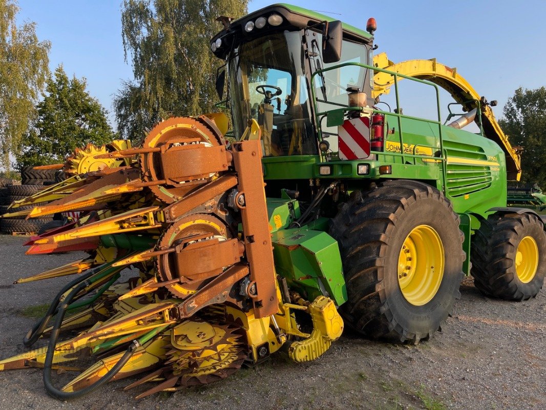 Feldhäcksler des Typs John Deere 7750, Gebrauchtmaschine in Soltau (Bild 1)