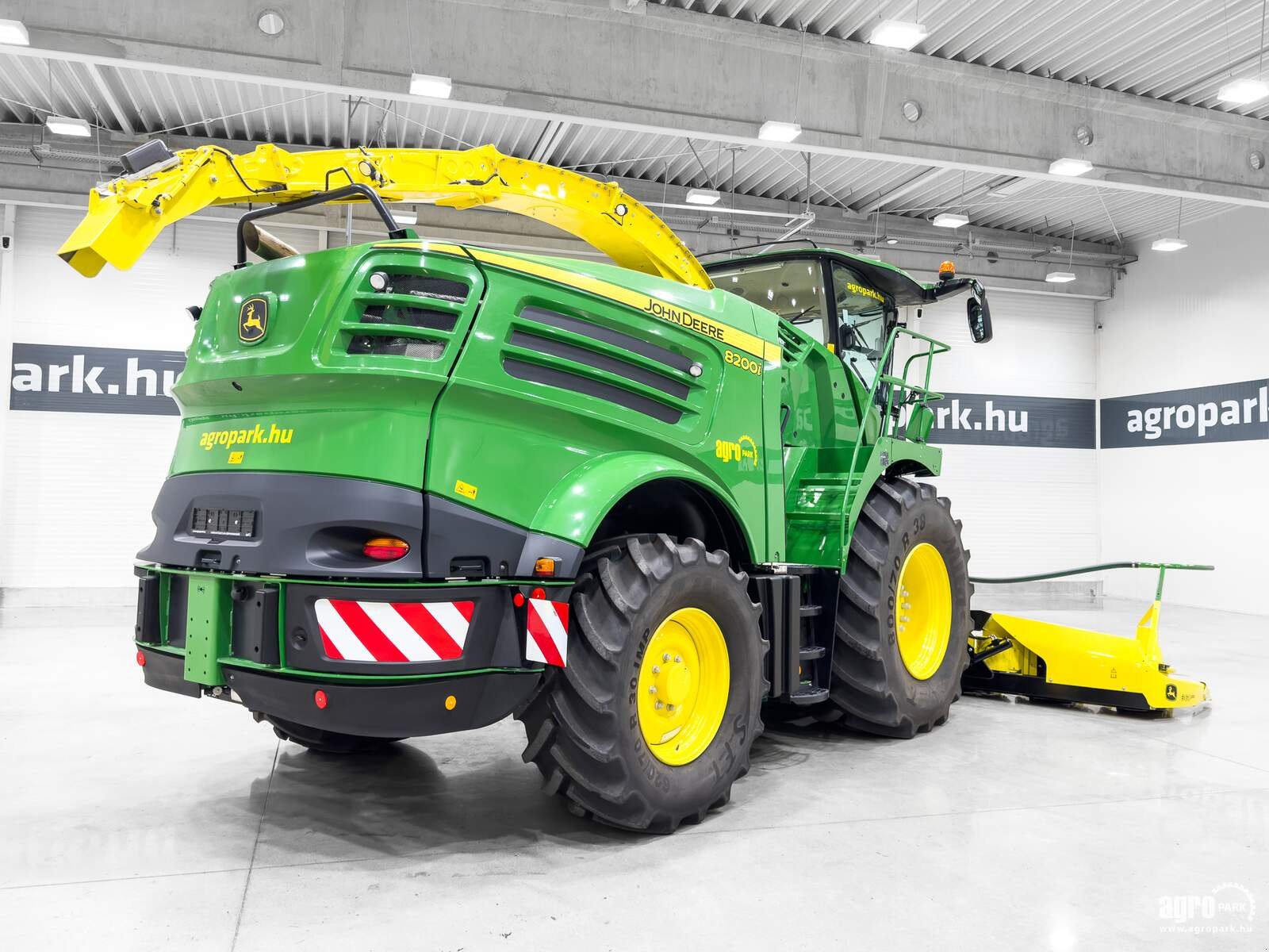 Feldhäcksler van het type John Deere 8200 4WD, Gebrauchtmaschine in Csengele (Foto 3)