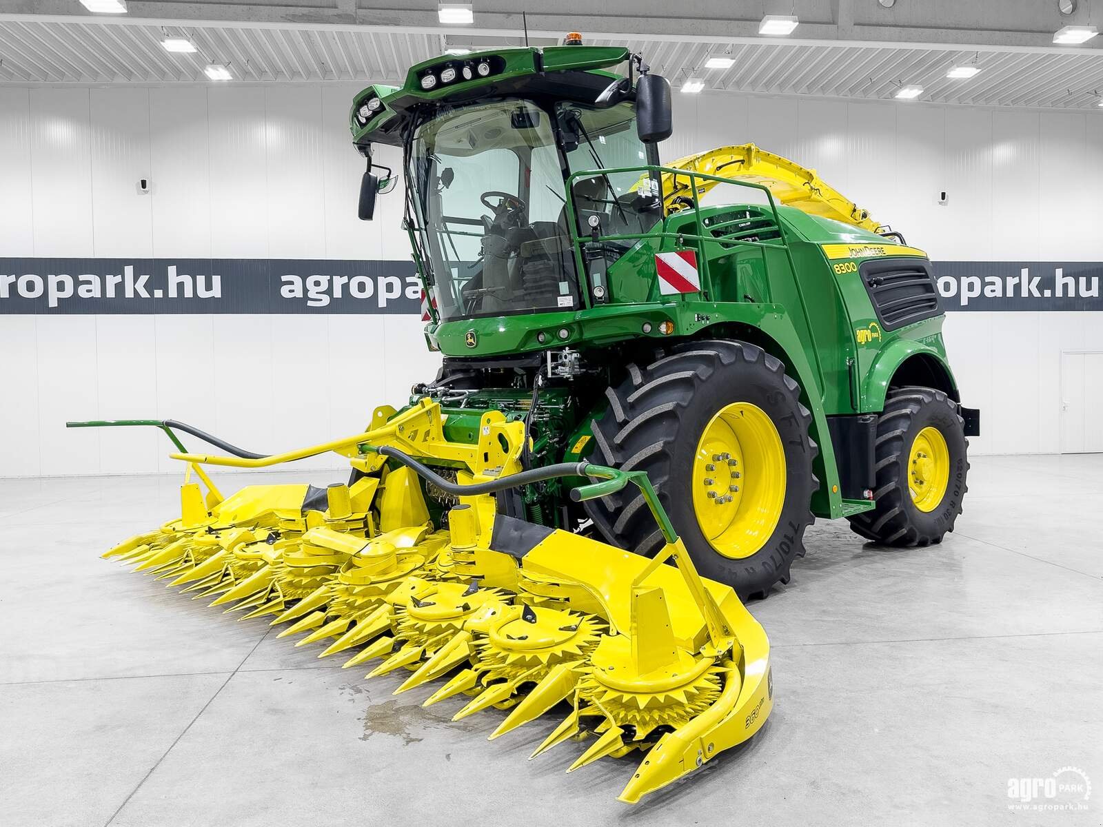 Feldhäcksler от тип John Deere 8300 4WD, Gebrauchtmaschine в Csengele (Снимка 1)