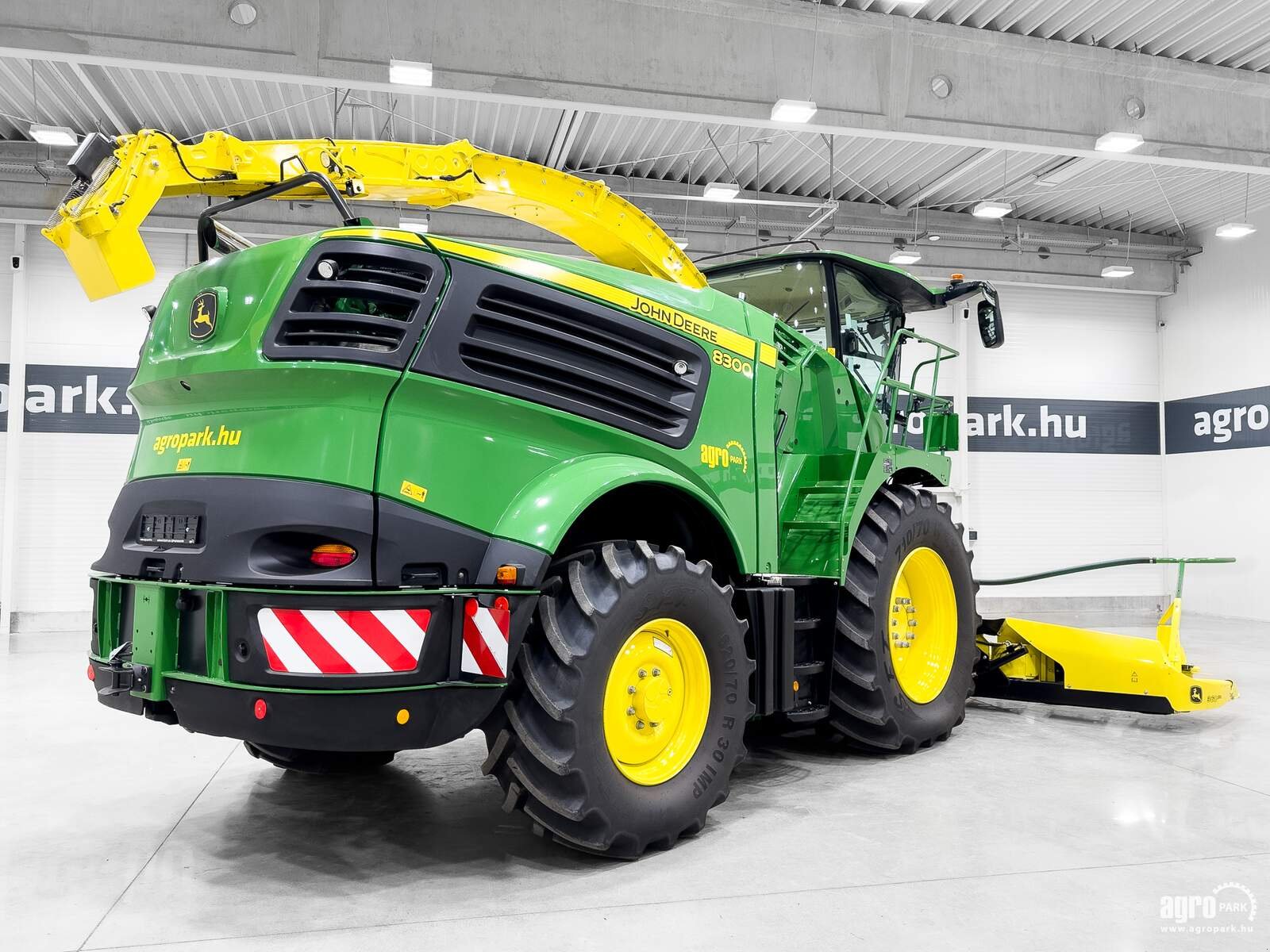 Feldhäcksler van het type John Deere 8300 4WD, Gebrauchtmaschine in Csengele (Foto 3)