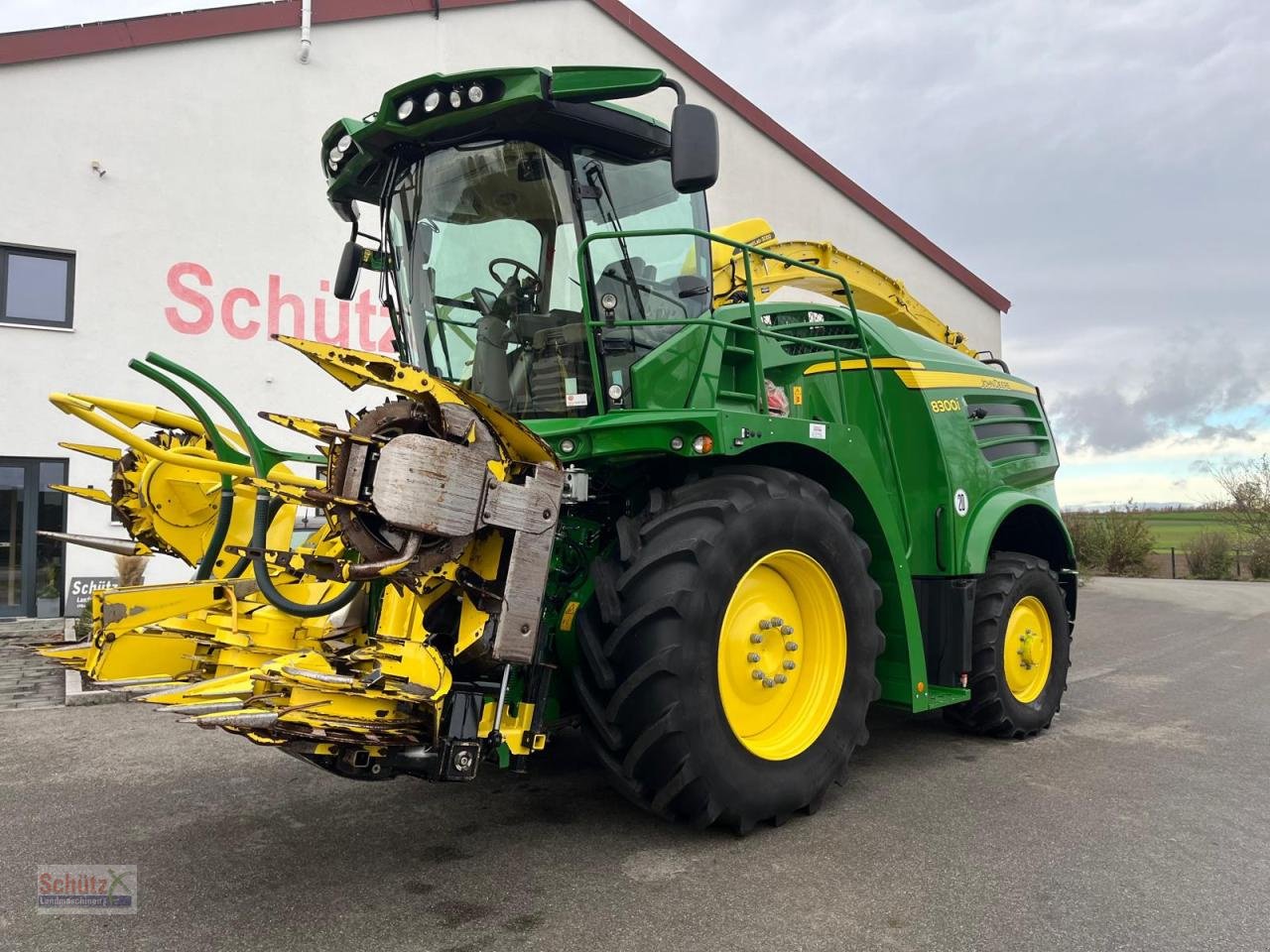 Feldhäcksler des Typs John Deere 8300i Maishäcksler 910Bh, Gebrauchtmaschine in Schierling (Bild 1)