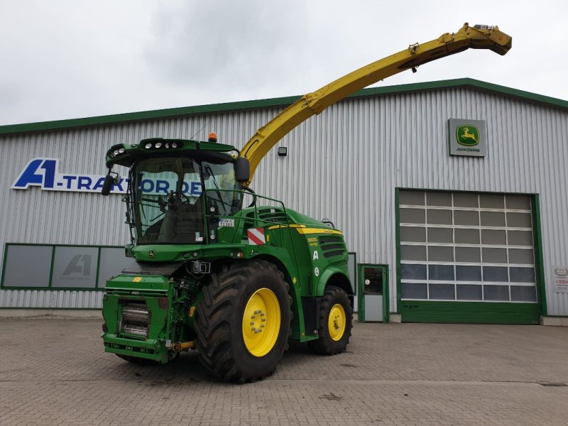 Feldhäcksler des Typs John Deere 8300I, Neumaschine in Sittensen (Bild 1)