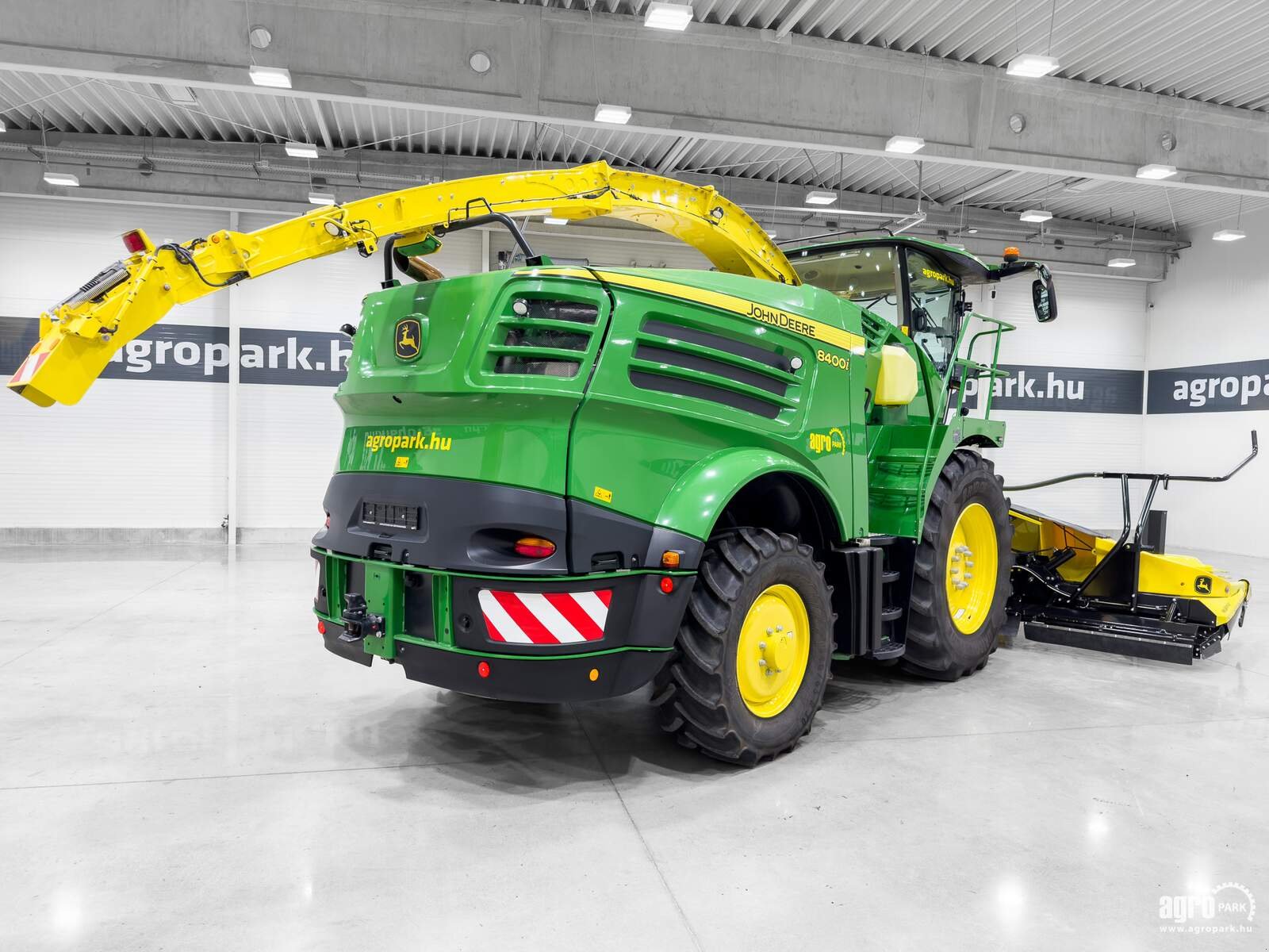 Feldhäcksler типа John Deere 8400 4WD, Gebrauchtmaschine в Csengele (Фотография 3)