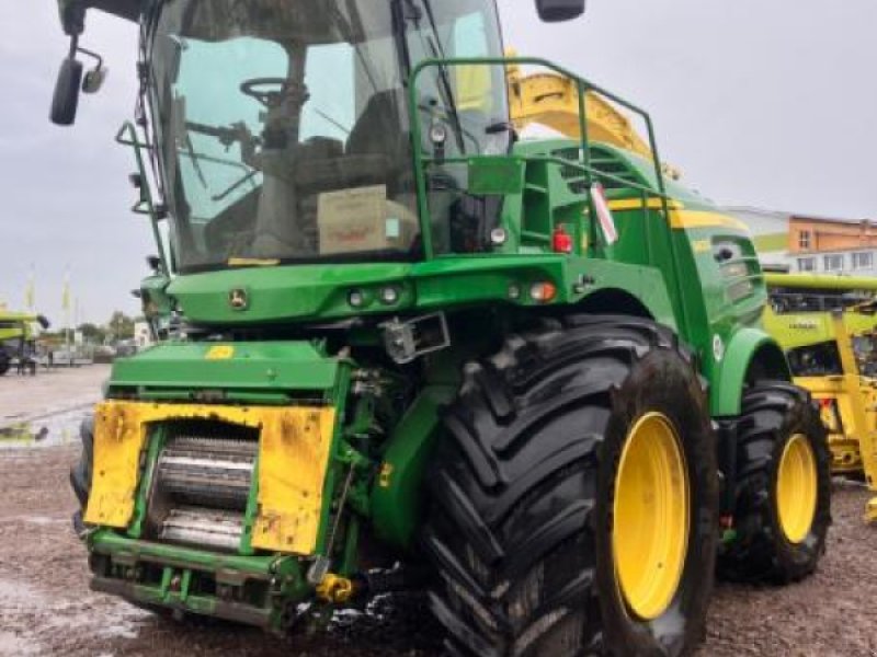 Feldhäcksler van het type John Deere 8400 T4f, Gebrauchtmaschine in Landsberg