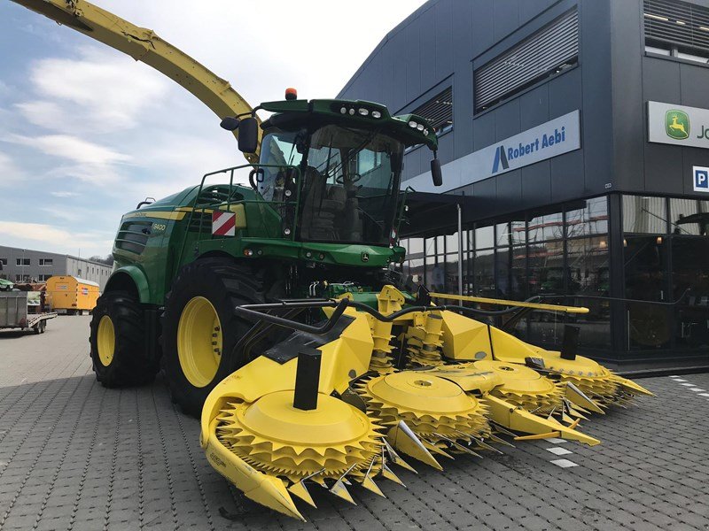 Feldhäcksler des Typs John Deere 8400, Gebrauchtmaschine in Regensdorf (Bild 1)