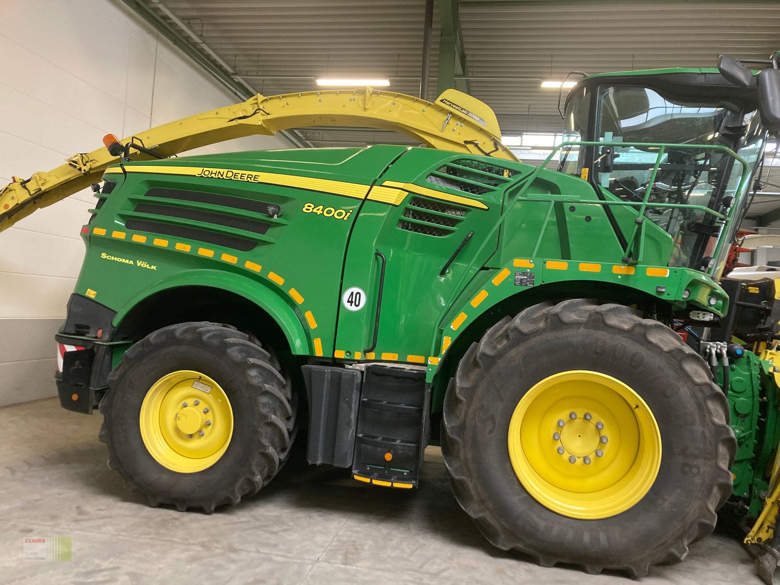 Feldhäcksler des Typs John Deere 8400i, Gebrauchtmaschine in Vohburg (Bild 1)