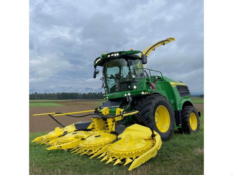 Feldhäcksler van het type John Deere 8600i, Ausstellungsmaschine in Regensdorf (Foto 1)