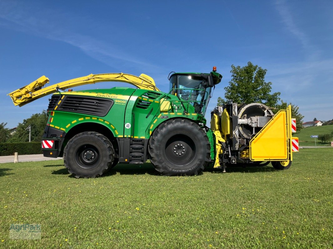 Feldhäcksler of the type John Deere 9800, Neumaschine in Kirchdorf (Picture 1)