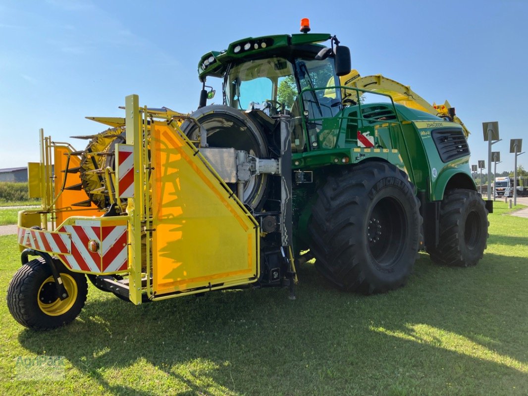 Feldhäcksler des Typs John Deere 9800, Neumaschine in Kirchdorf (Bild 4)