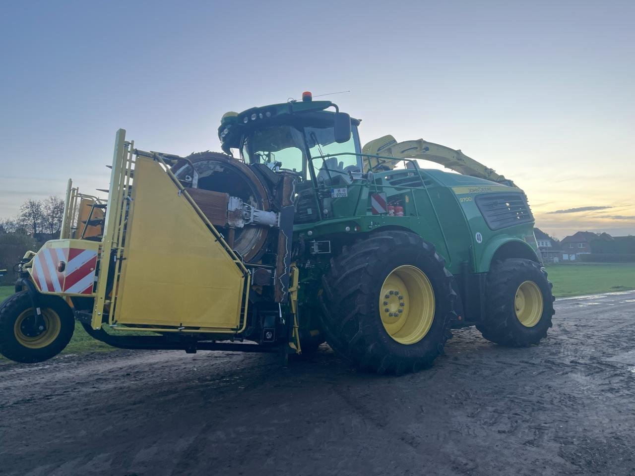 Feldhäcksler des Typs John Deere 9900i mit Vorsatz & PickUp, Gebrauchtmaschine in Könnern (Bild 1)