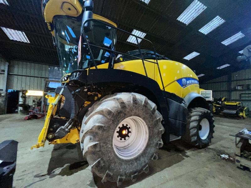 Feldhäcksler typu New Holland FR550, Gebrauchtmaschine w PLUMELEC (Zdjęcie 2)