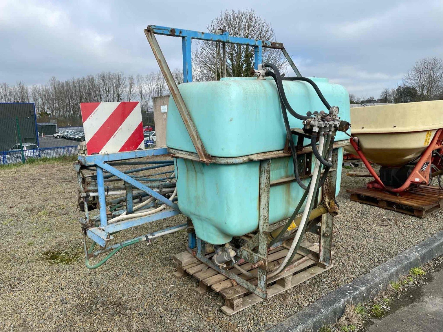 Feldspritze typu Berthoud Pulvérisateur - autre 800 L Berthoud, Gebrauchtmaschine v SAINT CLAIR SUR ELLE (Obrázek 3)