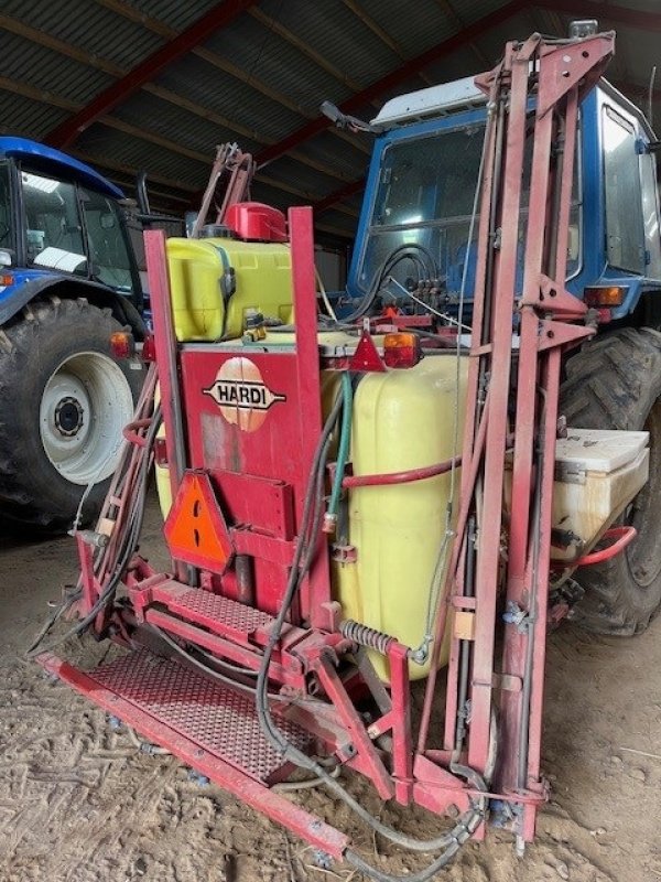 Feldspritze от тип Hardi 1000 liter 12 meter holder syn til oktober 2025, Gebrauchtmaschine в Egtved (Снимка 1)