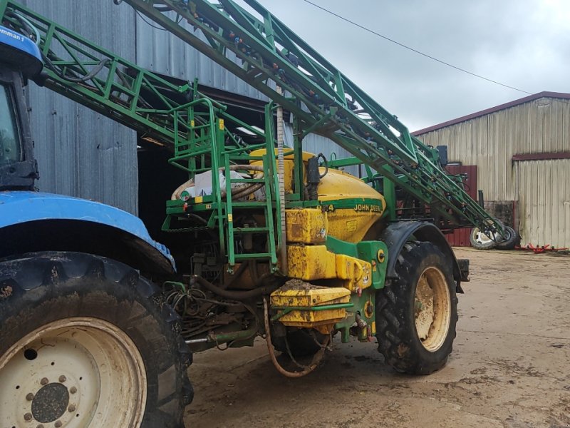 Feldspritze du type John Deere 824, Gebrauchtmaschine en STENAY (Photo 1)