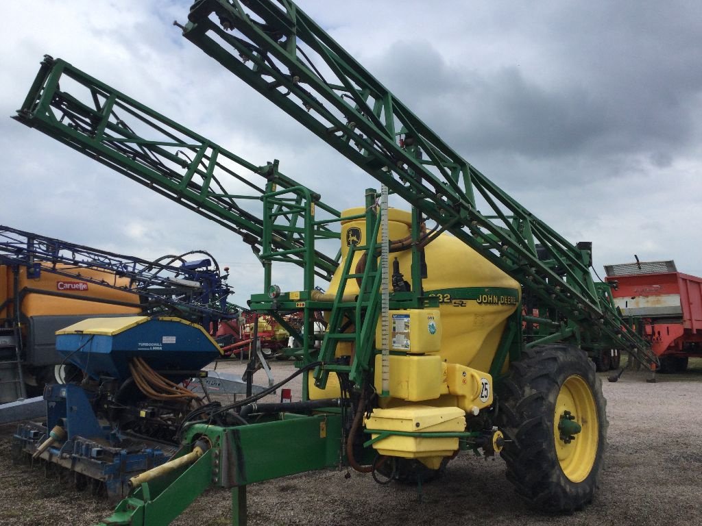 Feldspritze des Typs John Deere 832 SE, Gebrauchtmaschine in LISIEUX (Bild 2)