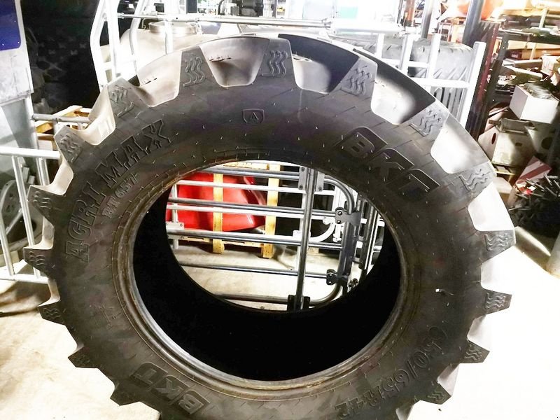 Felge des Typs BKT 650/65 R 42 Reifen Agrimax RT 657, Neumaschine in St. Marienkirchen (Bild 1)