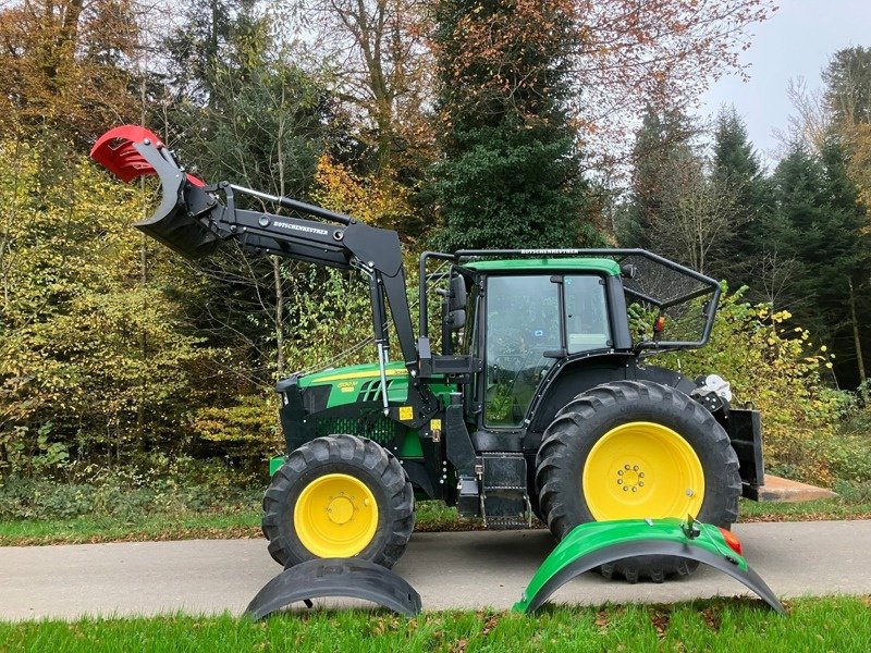 Forstschlepper des Typs John Deere 6130M mit Forstausrüstung Kotschenreuther, Gebrauchtmaschine in Schwarzhäusern (Bild 3)