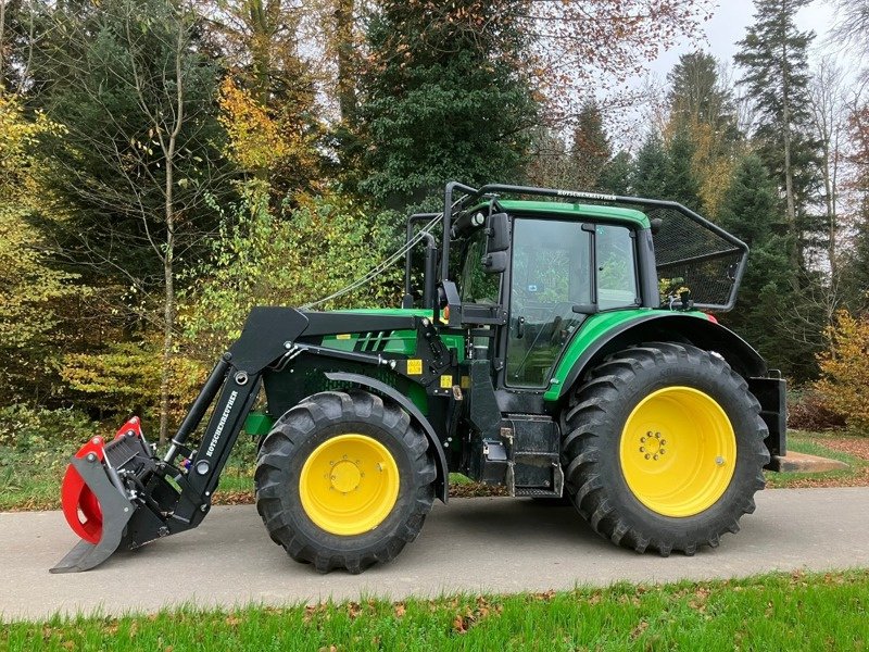 Forstschlepper des Typs John Deere 6130M mit Forstausrüstung Kotschenreuther, Gebrauchtmaschine in Schwarzhäusern (Bild 1)