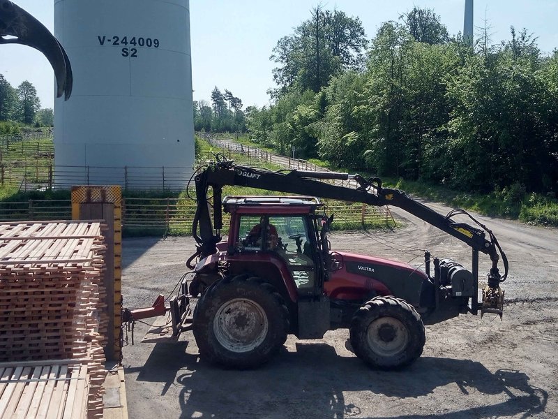 Forstschlepper des Typs Valtra T170, Gebrauchtmaschine in Dautphetal (Bild 1)