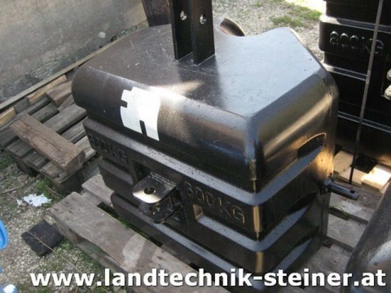 Frontgewicht от тип Massey Ferguson Beton Frontgewicht 600 kg, Neumaschine в Hohenruppersdorf (Снимка 1)