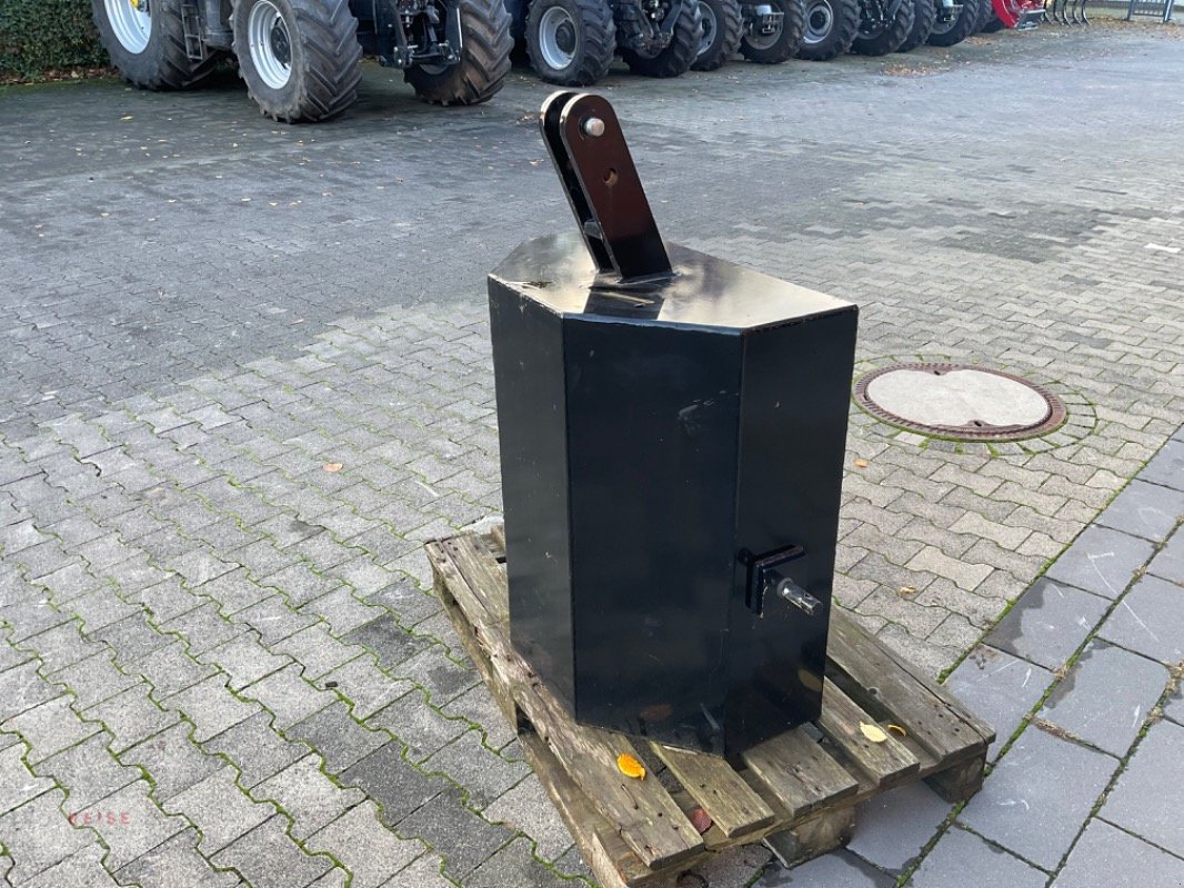 Frontgewicht van het type Sonstige FRONTGEWICHT 700 KG, Gebrauchtmaschine in Lippetal / Herzfeld (Foto 3)