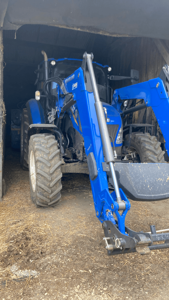 Frontlader van het type New Holland LA 715.1, Gebrauchtmaschine in TREMEUR (Foto 2)