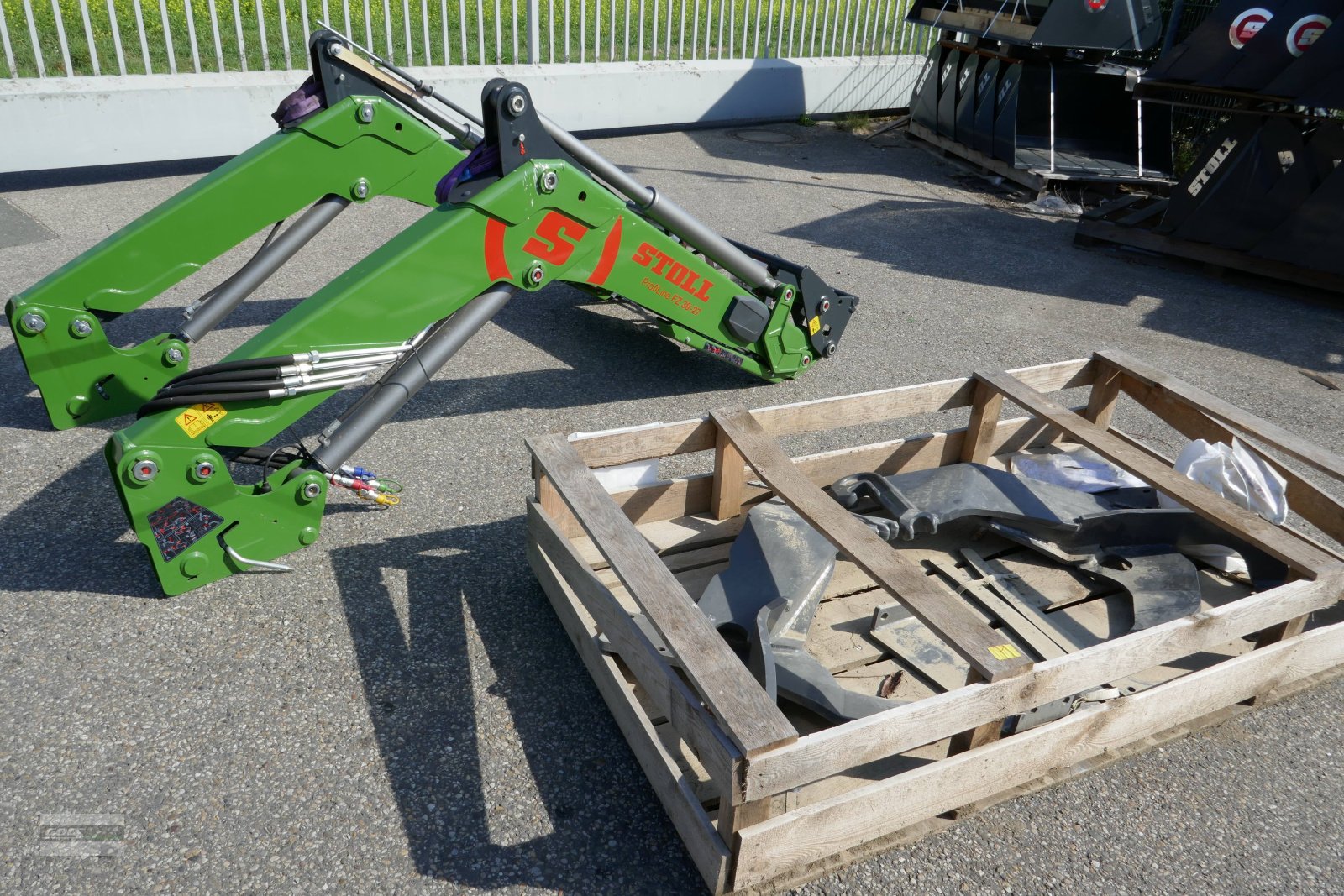 Frontlader des Typs Stoll Zu Vario 309 bis 313 SCR kompletten Stoll FZ39-27.1 mit Anbaukonsolen. Nur 7950 Euro incl. Mwst, Neumaschine in Langenzenn (Bild 2)