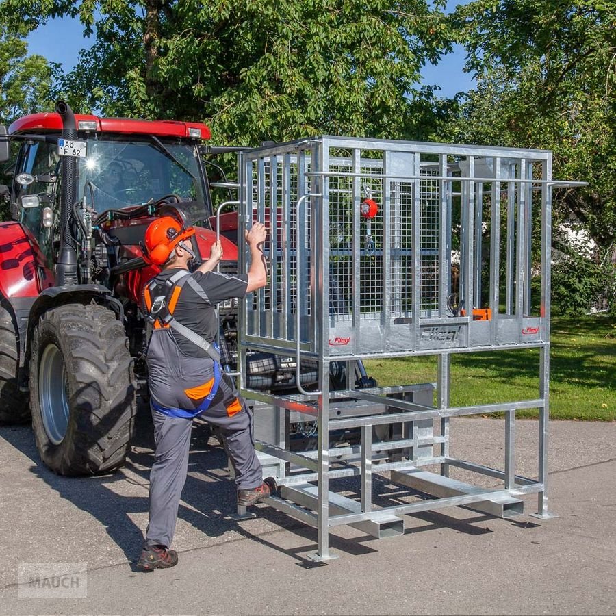 Frontladerzubehör (Bagger) des Typs Fliegl Arbeitskorb mit Erhöhung Euro und Palettengabel, Neumaschine in Burgkirchen (Bild 4)