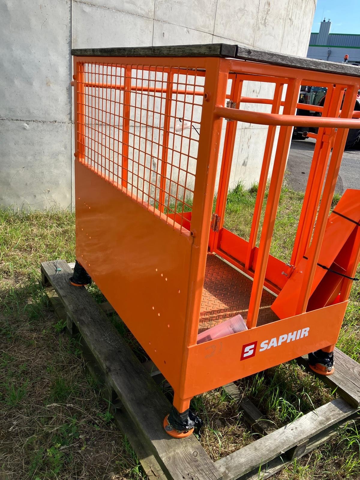 Frontladerzubehör (Bagger) van het type Saphir Arbeitsbühne Gr. 1 S, Neumaschine in Hillerse (Foto 1)