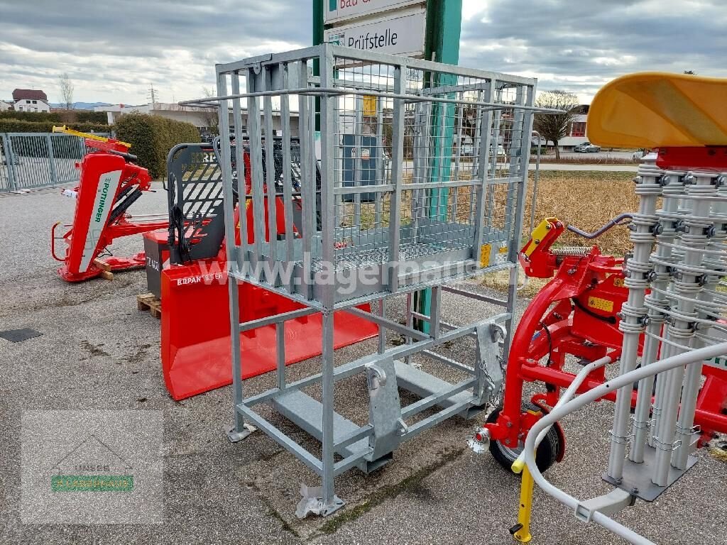 Frontladerzubehör des Typs Fliegl ARBEITSBÜHNE HOCH, Neumaschine in Haag (Bild 2)